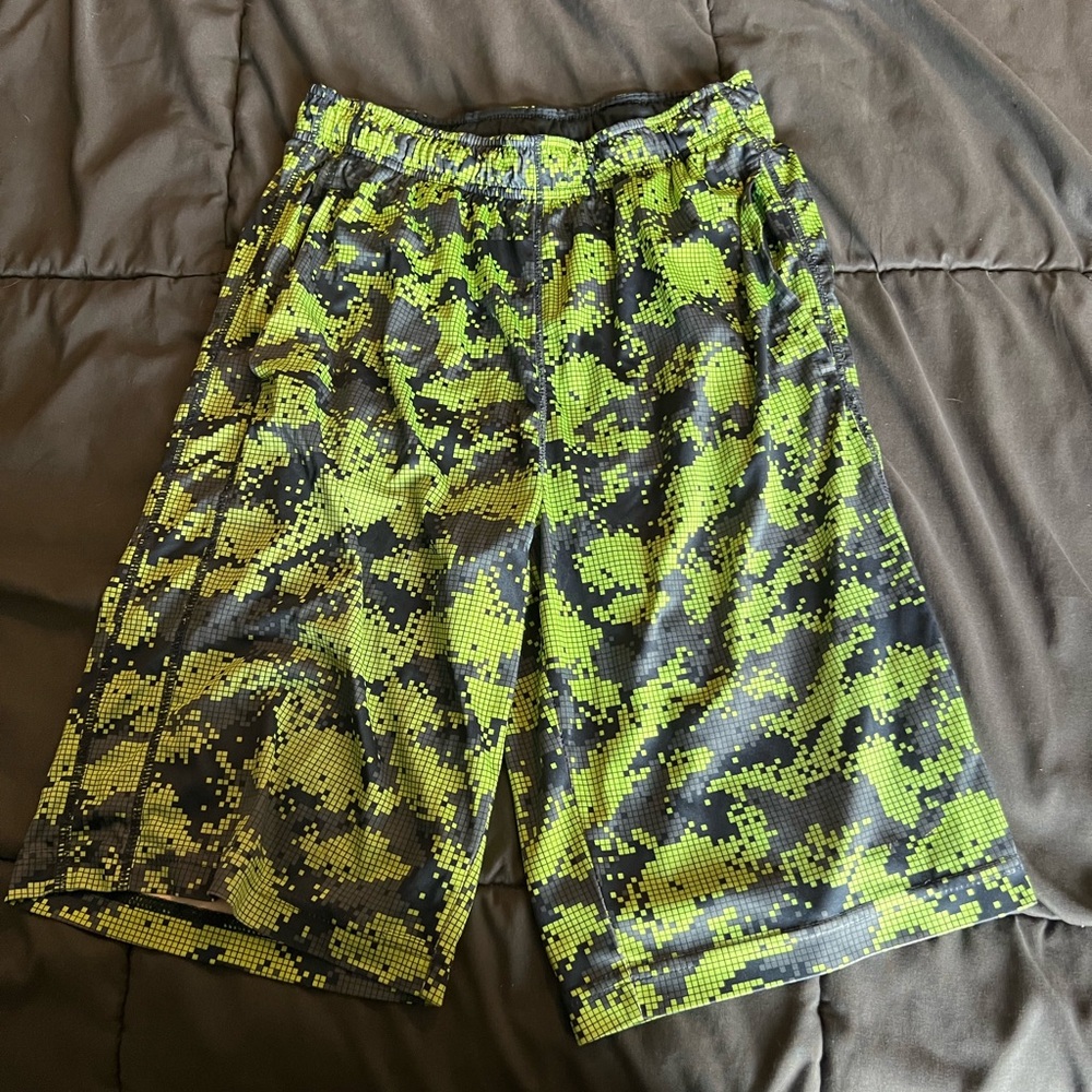 Lot of 5 pairs of shorts.  (Men’s small) - Picture 7 of 11